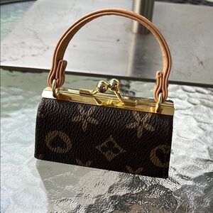 Womens fashion kisslock bag accessory